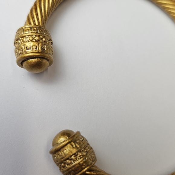 Elegant Gold-Toned Women's Bracelet - Picture 9 of 9